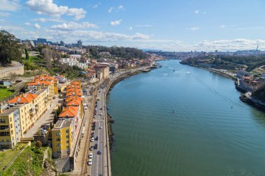 Portekiz 'in kuzeyinde Douro Nehri etween Ribeira ve Vila Nova de Gaia kasabası ile Porto şehir tarihi merkezi manzarası