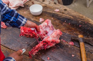 PAREDES DE COURA, PORTUGAL: kasap Portekiz 'in kuzeyindeki geleneksel tören için domuz öldürdü