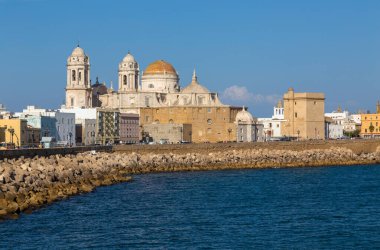 Cadiz, İspanya: Cadiz 'deki tarihi şehir merkezinin Endülüs limanından manzarası. İspanya