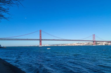 25 de Abril Köprüsü (Portekizce: Ponte 25 de Abril), Lizbon 'da Tagus Nehri üzerinde bulunan asma köprü..