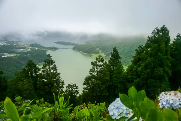 Portekiz 'in Azores adasındaki Sao Miguel adasında volkanik bir krater gölü olan Sete Cidades Gölü manzarası.