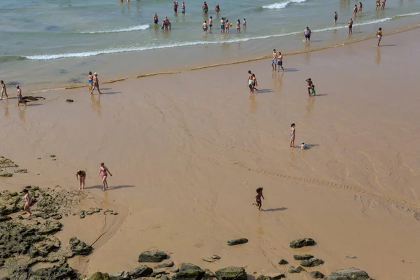 Albufeira Portugal Mensen Aan Het Beroemde Strand Van Olhos Agua — Stockfoto