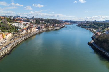 Portekiz 'in kuzeyinde Douro Nehri etween Ribeira ve Vila Nova de Gaia kasabası ile Porto şehir tarihi merkezi manzarası