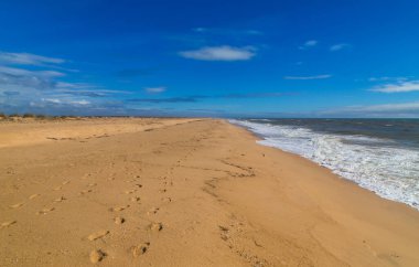 Albufeira 'da boş bir plaj. Bu plaj Algarve 'nin ünlü turistik bölgesinin bir parçasıdır. Portekiz