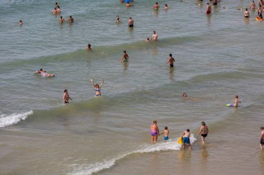 Albufeira 'daki ünlü Olhos de Agua plajındaki insanlar. Bu plaj Algarve 'nin ünlü turistik bölgesinin bir parçasıdır..