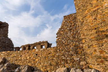 Portekiz 'in antik Castelo Rodrigo kasabasındaki eski şatonun taş kulesi.