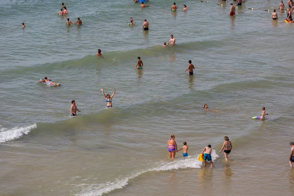 Albufeira Portugal Pessoas Famosa Praia Olhos Água Albufeira Esta Praia — Fotografia de Stock