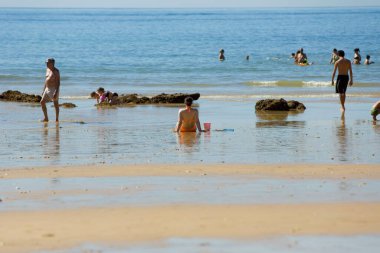 Albufeira 'daki ünlü Olhos de Agua plajındaki insanlar. Bu plaj Algarve 'nin ünlü turistik bölgesinin bir parçasıdır..