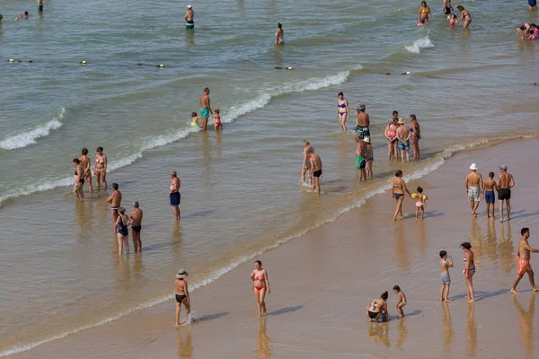 Albufeira 'daki ünlü Olhos de Agua plajındaki insanlar. Bu plaj Algarve 'nin ünlü turistik bölgesinin bir parçasıdır..