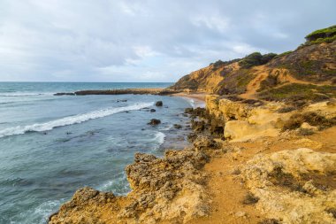 Albufeira 'da boş bir plaj. Bu plaj Algarve 'nin ünlü turistik bölgesinin bir parçasıdır. Portekiz