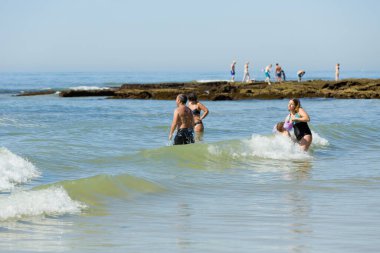 Albufeira 'daki ünlü Olhos de Agua plajındaki insanlar. Bu plaj Algarve 'nin ünlü turistik bölgesinin bir parçasıdır..