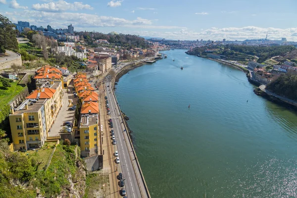 Portekiz 'in kuzeyinde Douro Nehri etween Ribeira ve Vila Nova de Gaia kasabası ile Porto şehir tarihi merkezi manzarası