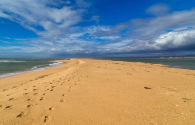 Albufeira 'da boş bir plaj. Bu plaj Algarve 'nin ünlü turistik bölgesinin bir parçasıdır. Portekiz