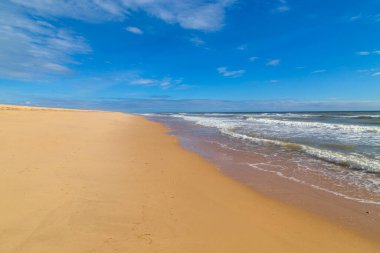 Albufeira 'da boş bir plaj. Bu plaj Algarve 'nin ünlü turistik bölgesinin bir parçasıdır. Portekiz