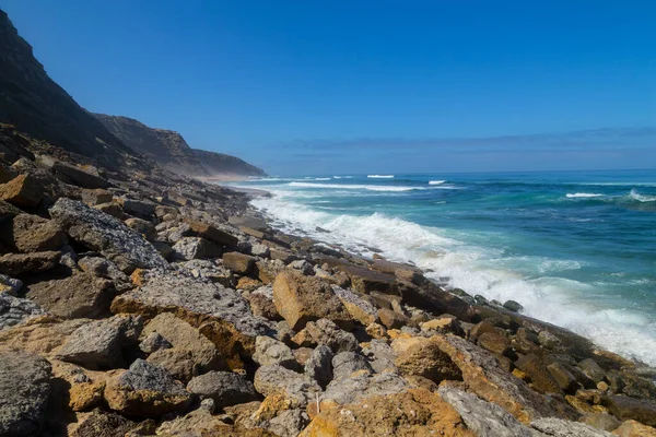 Portekiz 'in Alentejo kıyısındaki kayalıkların ve okyanusun manzarası