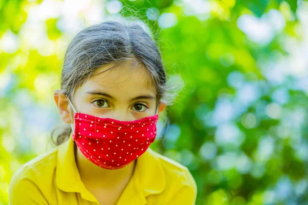 Niña Con Máscara Contra Virus Corona Covid Aire Libre —  Fotos de Stock