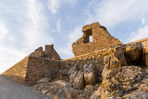 Portekiz 'in antik Castelo Rodrigo kasabasındaki eski şatonun taş kulesi.