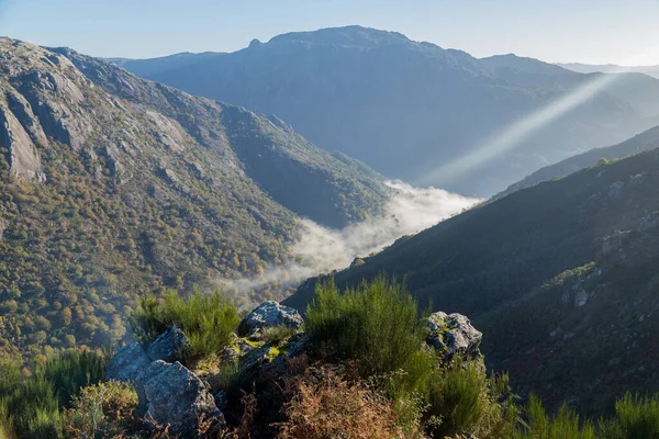 Portekiz 'in Norte Bölgesi' ndeki Soajo dağının manzara manzarası. Avrupa