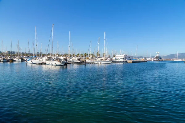 LA LINEA DE LA CEPTION, İSPA: tekneler Alcaidesa Marina, Endülüs, İspanya