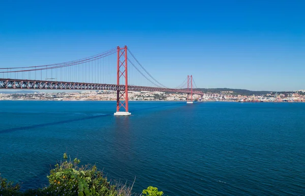 25 de Abril Köprüsü (Portekizce: Ponte 25 de Abril), Lizbon 'da Tagus Nehri üzerinde bulunan asma köprü..