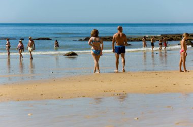 Albufeira 'daki ünlü Olhos de Agua plajındaki insanlar. Bu plaj Algarve 'nin ünlü turistik bölgesinin bir parçasıdır..