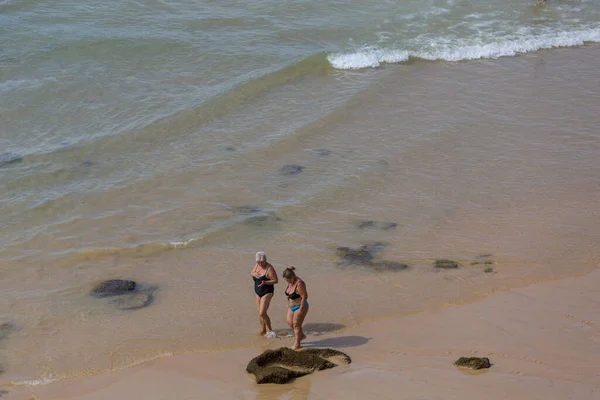 Albufeira Portugal Mensen Aan Het Beroemde Strand Van Olhos Agua — Stockfoto