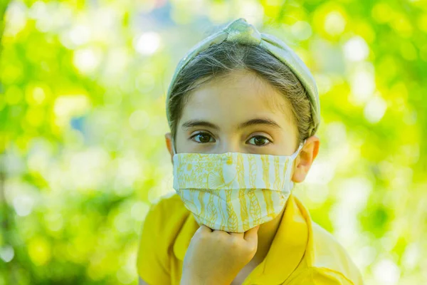 Mała Dziewczynka Maską Przeciwko Wirusowi Korony Covid Outdoor — Zdjęcie stockowe