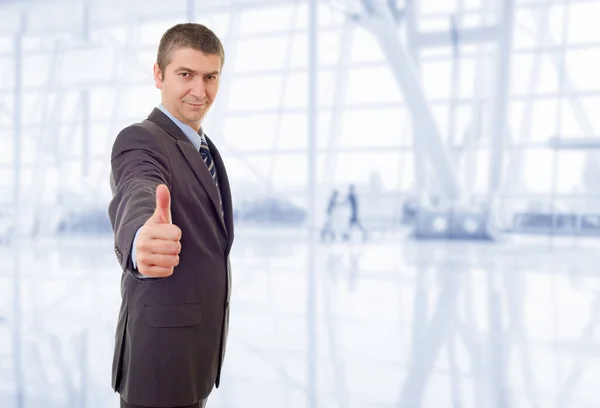 Joven Hombre Negocios Pulgar Hacia Arriba Oficina — Foto de Stock