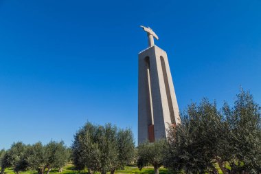 Cristo-Rei 'deki Cristo-Rei heykeli ya da Almada' daki Kral İsa Mabedi. Portekiz 'de en çok ziyaret edilen ikinci tapınak ve Lizbon' un simgesi.