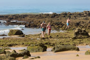 ALBUFEIRA, PORTUGAL - 22 Ağustos 2017: Albufeira 'daki ünlü Olhos de Agua plajındaki insanlar. Bu plaj Algarve 'nin ünlü turistik bölgesinin bir parçasıdır..