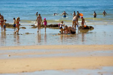 Albufeira 'daki ünlü Olhos de Agua plajındaki insanlar. Bu plaj Algarve 'nin ünlü turistik bölgesinin bir parçasıdır..