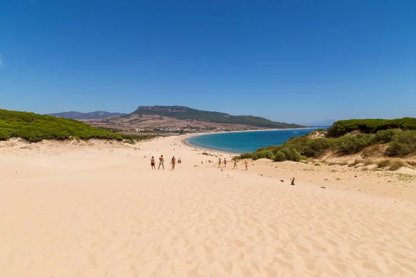 Tarifa Spain Tourists Walking Playa Bolonia Beach Unspoiled White Sand — Fotografia de Stock