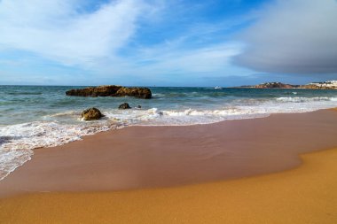 Albufeira 'da boş bir plaj. Bu plaj Algarve 'nin ünlü turistik bölgesinin bir parçasıdır. Portekiz