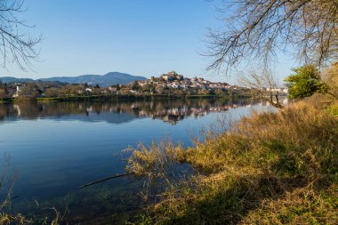Tui, Valenca do Minho, Portekiz Uluslararası Köprüsü 'nden Minho Nehri manzarası