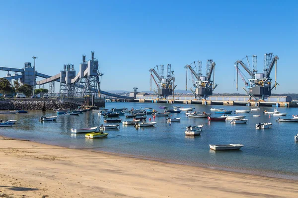 トラファリア ポルトガル 2022年3月1日 ポルトガル トラファリア島の穀物 派生品およびオリーグ製品用の深海ターミナルおよびサイロ ビーチ近くの漁船 — ストック写真