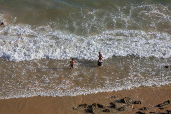 Albufeira Portugal 2017年8月22日 Albufeira著名海滩Praia Felesia的居民 这个海滩是阿尔加维著名旅游区的一部分 — 图库照片