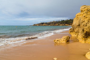 Albufeira 'da boş bir plaj. Bu plaj Algarve 'nin ünlü turistik bölgesinin bir parçasıdır. Portekiz