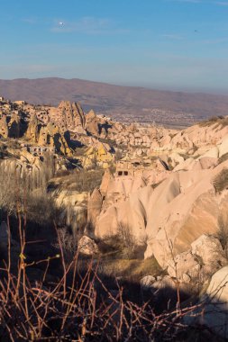 Gece Zelve 'de inanılmaz kayalar var. Kapadokya Dünya Piramitleri. Gorme. Türkiye.