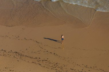 ALBUFEIRA, PORTUGAL - 22 Ağustos 2017: Albufeira 'daki Praia da Felesia' nın ünlü plajındaki insanlar. Bu plaj Algarve 'nin ünlü turistik bölgesinin bir parçasıdır..
