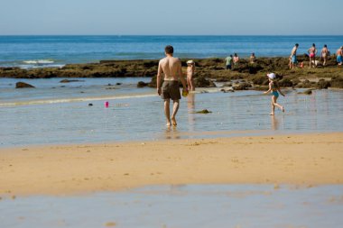 ALBUFEIRA, PORTUGAL - 21 Ağustos 2016: Albufeira 'nın ünlü Olhos de Agua plajındaki insanlar. Bu plaj Algarve 'nin ünlü turistik bölgesinin bir parçasıdır..