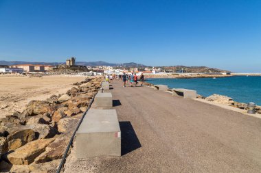 Tarifa, İspanya - 17 Ağustos 2021. Playa de Los Lances Plajı 'nda, Avrupa' nın güney noktasında Santa Catalina Kalesi 'nde yaşayan insanlar. Calle Segismundo Moret Caddesi 'nden görüntü. Tarifa. Cadiz, İspanya.