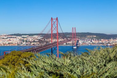 25 de Abril Köprüsü (Portekizce: Ponte 25 de Abril), Lizbon 'da Tagus Nehri üzerinde bulunan asma köprü..