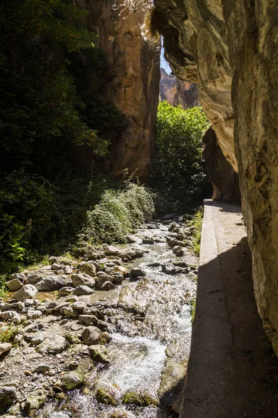 Escursione Sul Sentiero Los Cahorros Attraverso Una Gola Con Torrente — Foto Stock