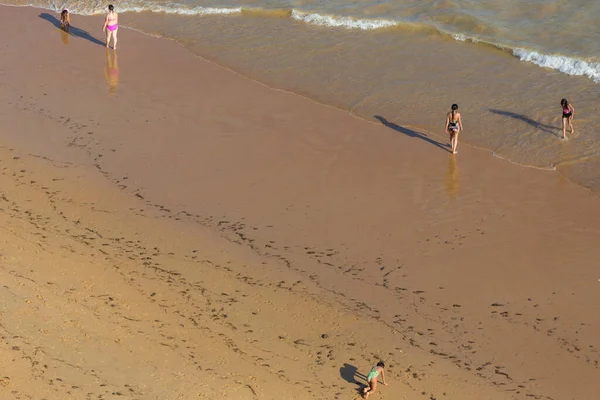 Албуфейра Португаль Августа 2017 Года Люди Знаменитом Пляже Praia Felesia — стоковое фото