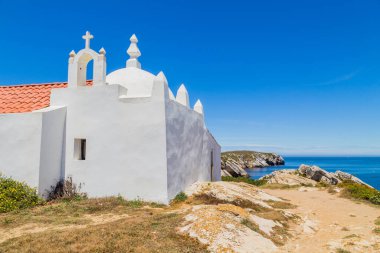 Baleal, Peniche - Plaja yakın Orange Tiled Roof 'lu Beyaz Kilise. Portekiz