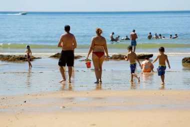 ALBUFEIRA, PORTUGAL - 21 Ağustos 2016: Albufeira 'nın ünlü Olhos de Agua plajındaki insanlar. Bu plaj Algarve 'nin ünlü turistik bölgesinin bir parçasıdır..