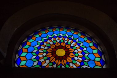Cordoba Camii Katedrali 'nin güzel renkli vitray penceresi.