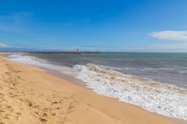 Albufeira 'da boş bir plaj. Bu plaj Algarve 'nin ünlü turistik bölgesinin bir parçasıdır. Portekiz
