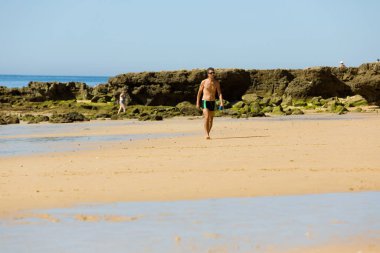 ALBUFEIRA, PORTUGAL - 21 Ağustos 2016: Albufeira 'nın ünlü Olhos de Agua plajındaki insanlar. Bu plaj Algarve 'nin ünlü turistik bölgesinin bir parçasıdır..