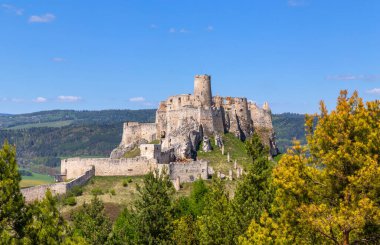 Spissky Hrad şatosu Spisske Podhradie kasabası, Spis bölgesi, Slovakya, Avrupa, en büyük Slovakya kalesi yakınlarındaki harabelerde.